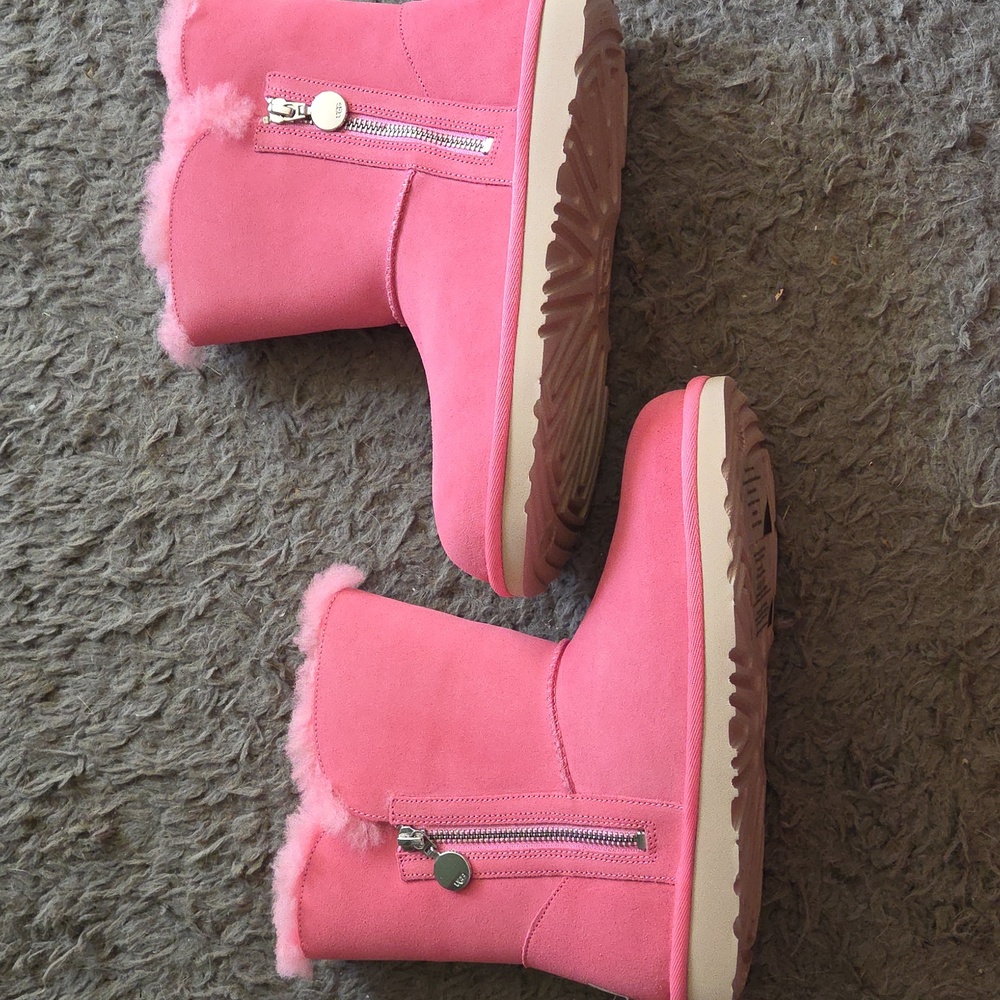 NIB Sz 8 Ugg Pink Short Boots